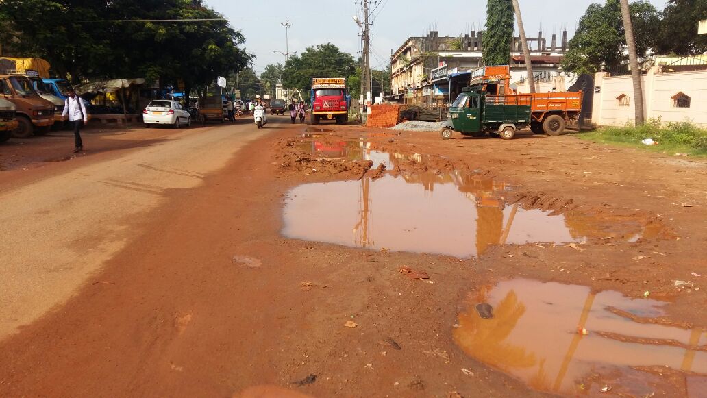 ಸಾಗರ:  ಫುಟ್‌ಪಾತ್ ನಿರ್ಮಾಣಕೆ್ಕ ಪತ್ರಕರ್ತರಿಂದ ಡಿಸಿಗೆ ಮನವಿ